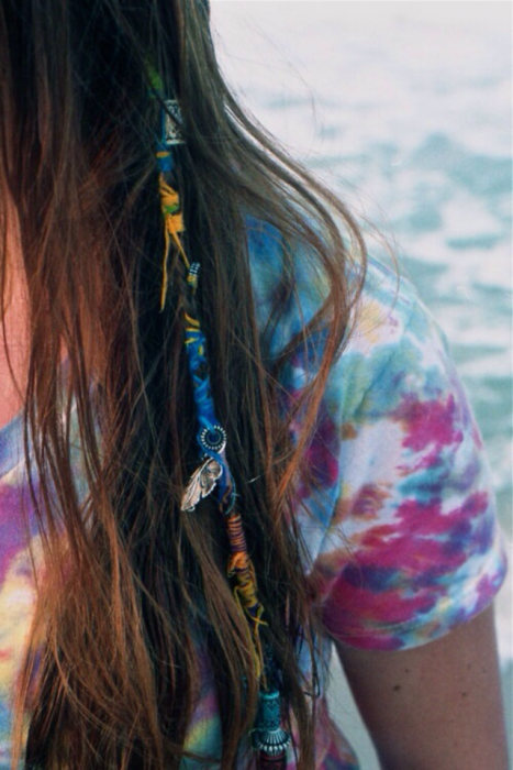 cabello largo chica con trenzas de hilo verano