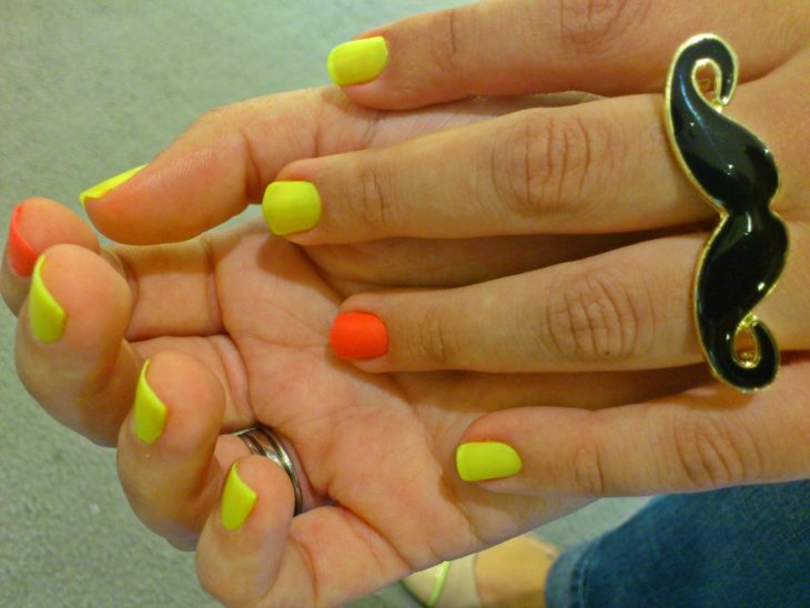 uñas pintadas marcador colores fluorescentes