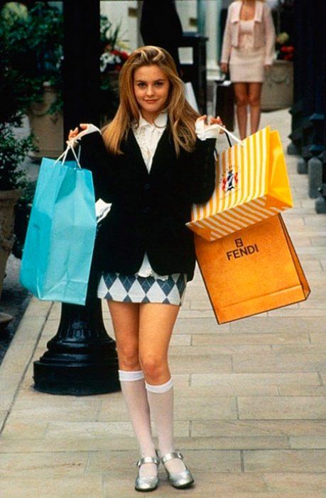 chica de compras con medias altas y falda corta 90s