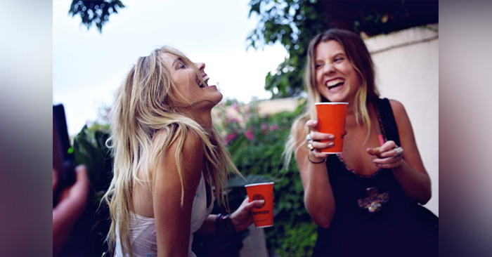 23 Cosas que pasan cuando te EMBORRACHAS con tu mejor AMIGA