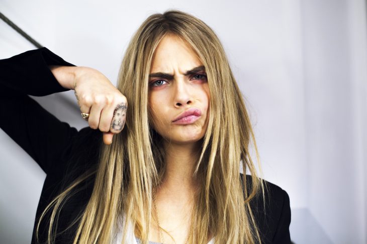 Cara Delevingne tatuaje en el dedo 