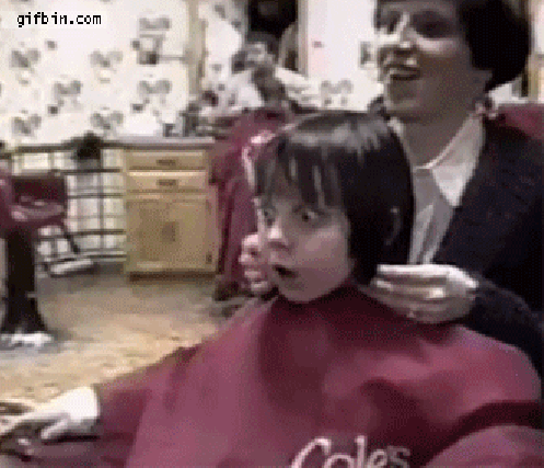 Niña sentada mientras le están cortando el cabello 