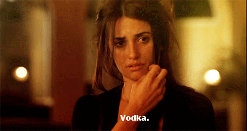 GIF. Penelope Cruz decidiendo si quiere tomar vodka 