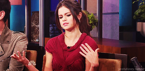 GIF Selena gomez durante una entrevista moviendo las manos 