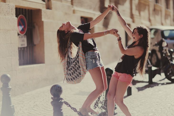 Chicas bailando mientras están en las calles