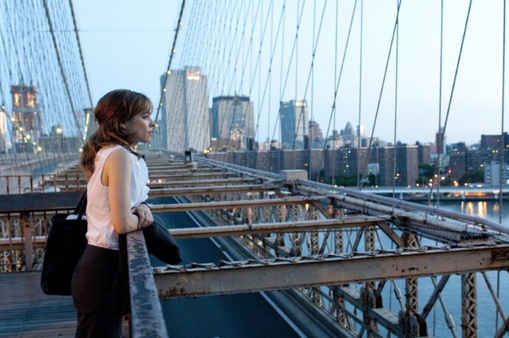 Escena de la película un despertar glorioso chica en un puente vendo la ciudad 