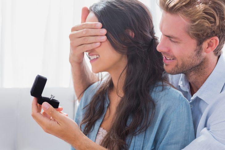 Chico sorprendiendo a su novia con un anillo de compromiso 