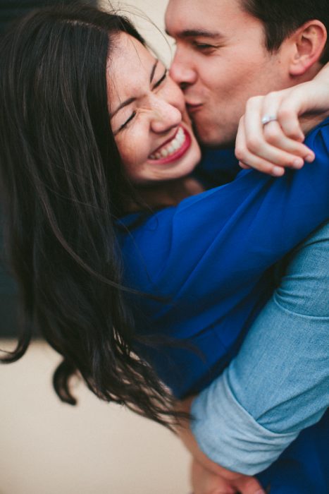 Pareja comprometida abrazándose 