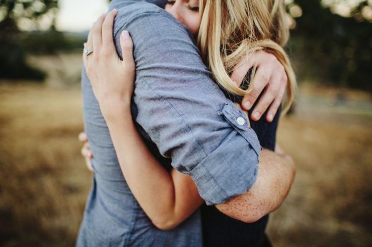 Pareja comprometida abrazándose 