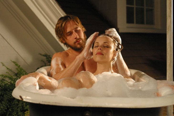 Escena de la película the notebook noa y allie tomando un baño juntos 