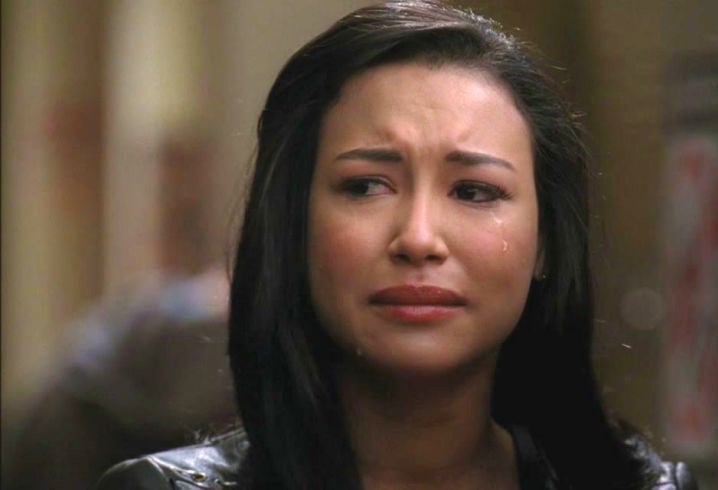 escena de la serie glee chica llorando en el pasillo de la escuela