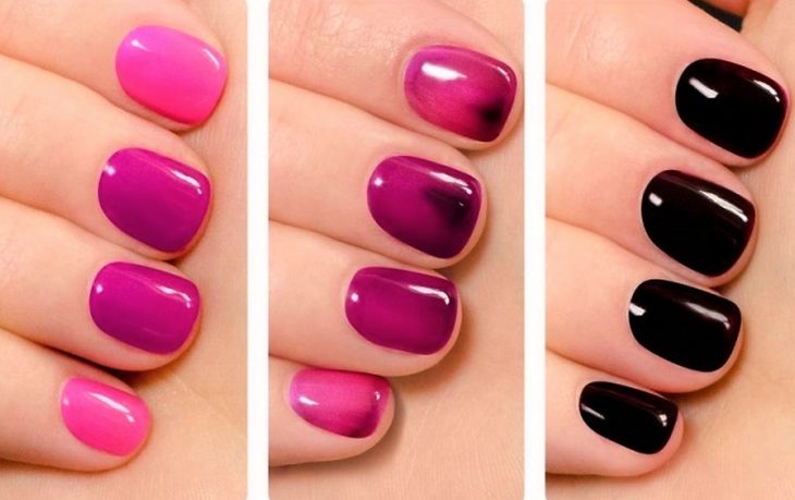 Uñas de una chica con esmalte que cambia de color 