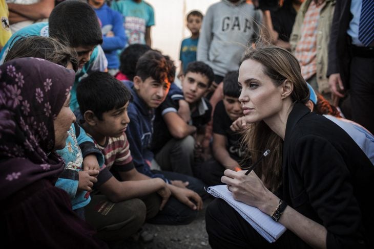 Angelina Jolie haciendo labor comunitaria 