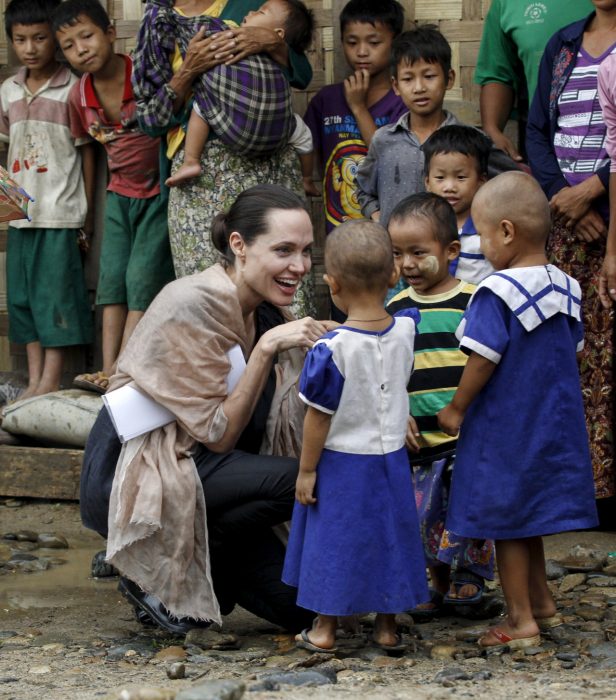 Angelina Jolie ayudando niños