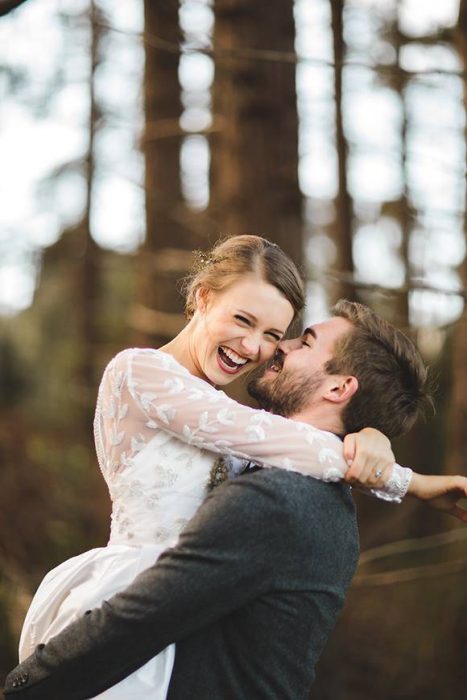 Pareja abrazados y sonriendo 