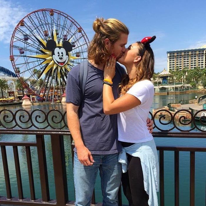 Hombre usando un chongo mientras se pasea por Disney junto a su novia