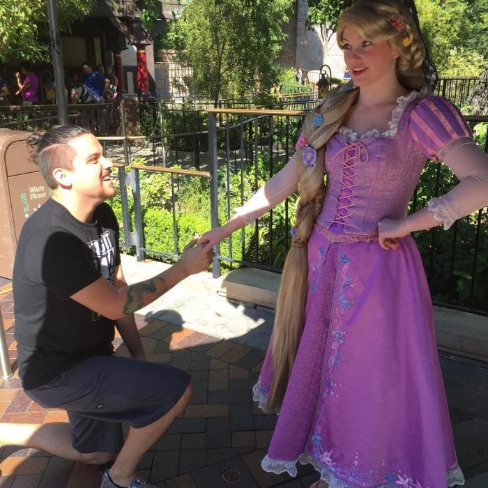 Hombre usando un chongo mientras se pasea por Disney