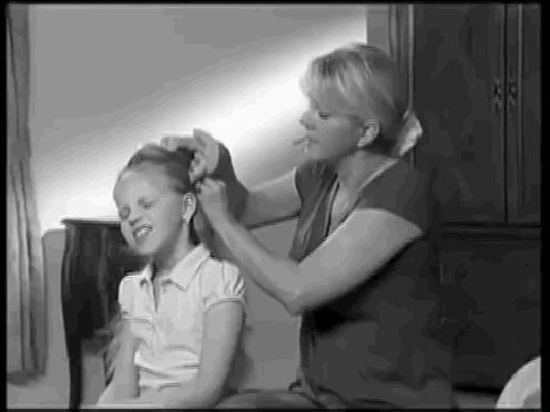 GIF Madre peinando a su hija