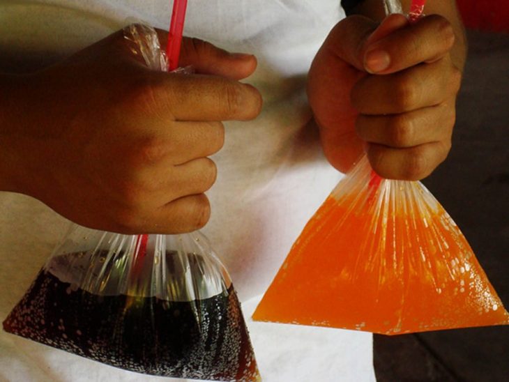 Niño con un refresco de bolsita