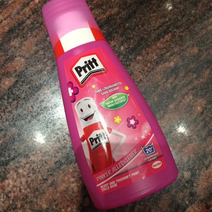 Pegamento en barra llamado pritt