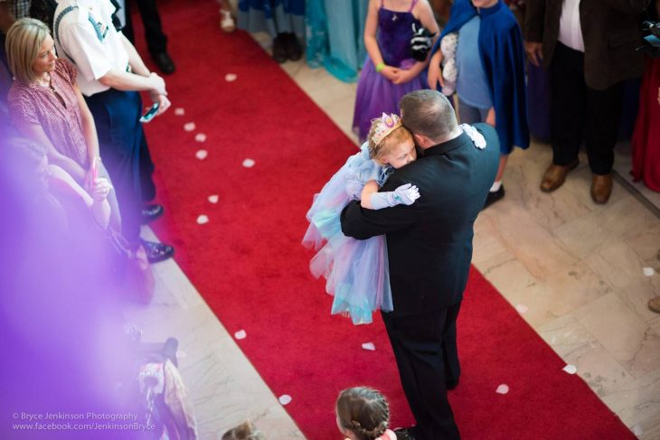 Lila y su papá bailando en la alfombra roja 