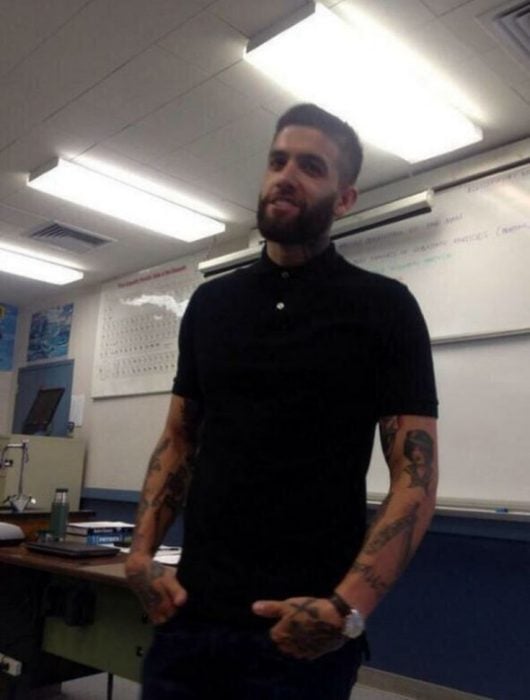 Profesor sexy con tatuajes y barba 