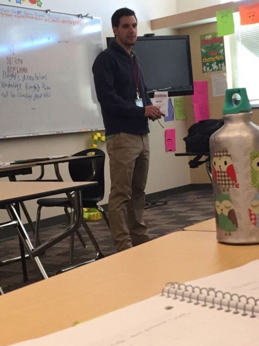 Profesor guapo impartiendo clases 