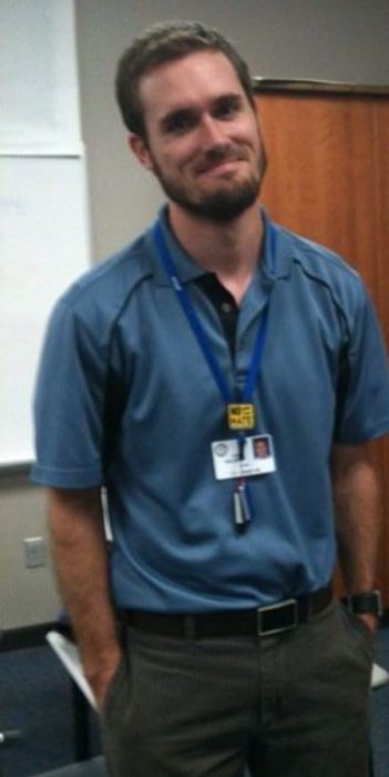 Profesor rubio y con barba frente a la clase 