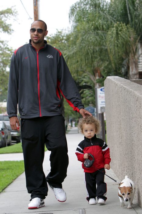 Hank Baskett, su perro y su hijo