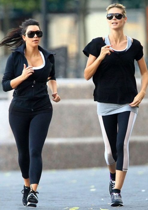 Kim Kardashian corriendo 