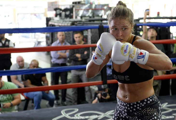 Luchadora de la UFC Ronda Rousey con lo guantes puestos entrenando en el ring 