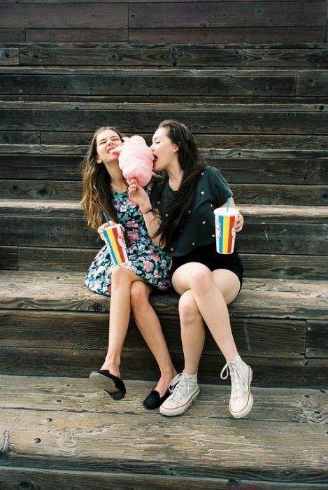 Chicas comiendo un algodón de azúcar 