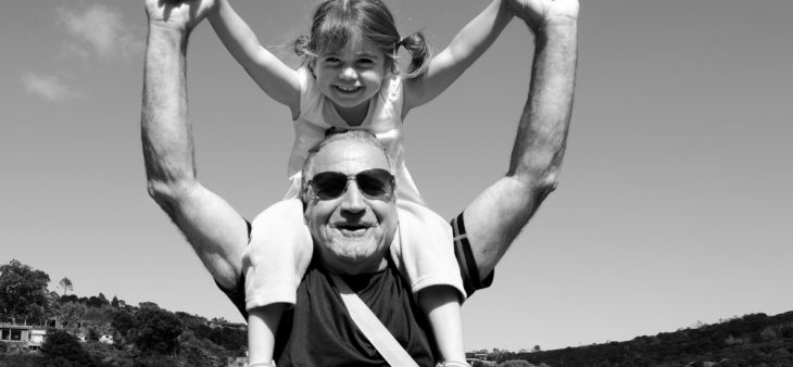 abuelo cargando a nieta en hombros