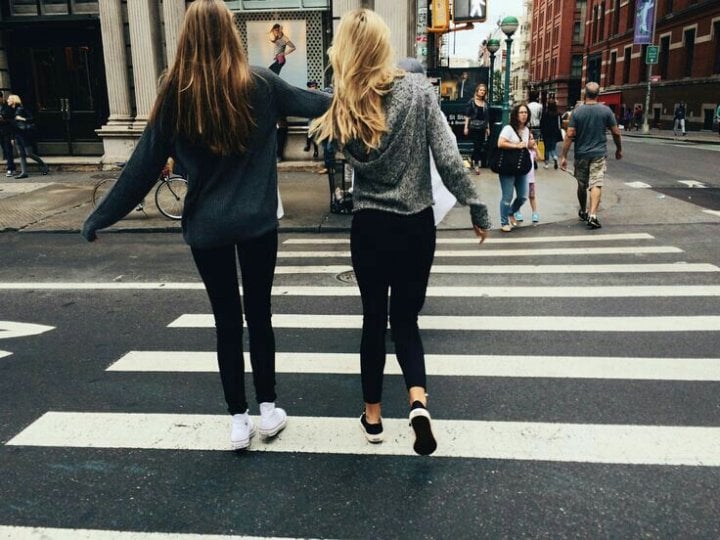 Amigas caminando por la calle 
