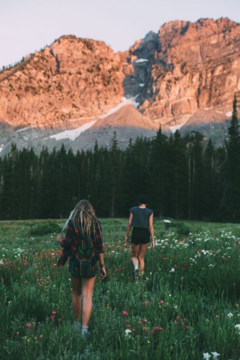 Amigas caminando por el bosque 