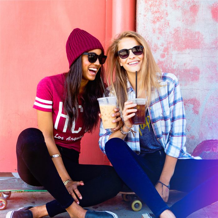 Amigas riendo y tomando café 