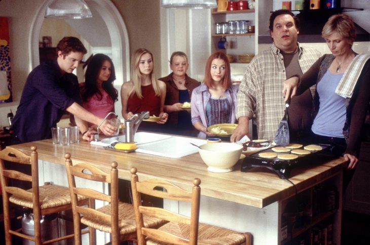 Escena de la película durmiendo fuera de casa chicas desayunando junto a sus familias 