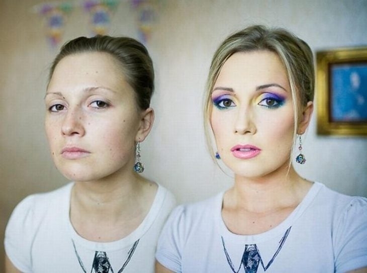 Chica rubia mostrando el antes y el después del uso del maquillaje 