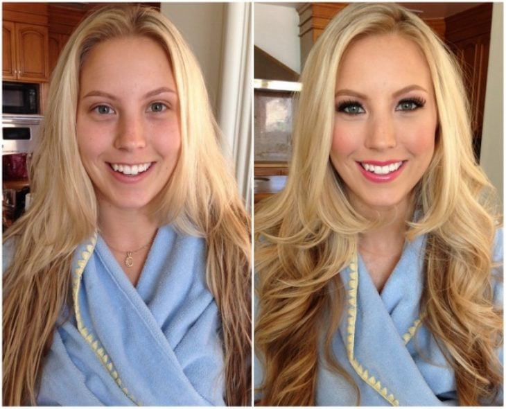 Chica rubia usando una bata mientras muestra el antes y después de su maquillaje 