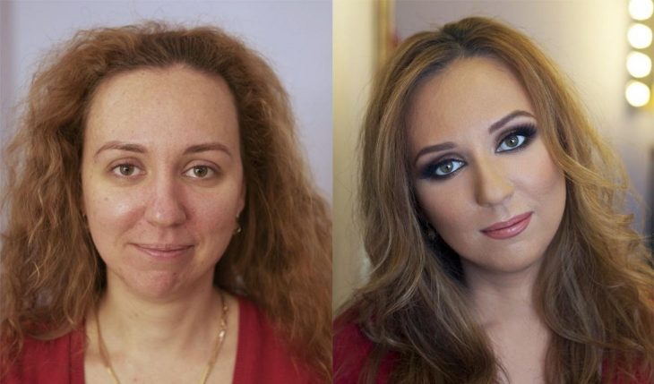 Chica de cabello rubio y risado mostrando el antes y después del maquillaje 