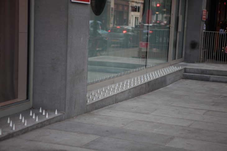 Picos que están colocados en las fachadas de los edificios de londres para las personas sin hogar 