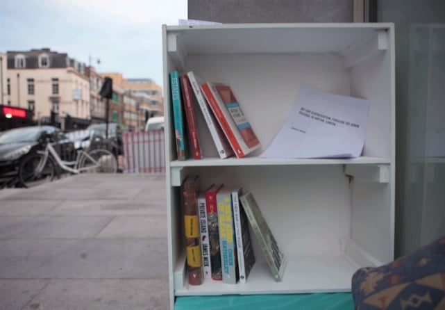 Espacio para personas sin hogar que tienen pequeñas bibliotecas para que puedan leer 