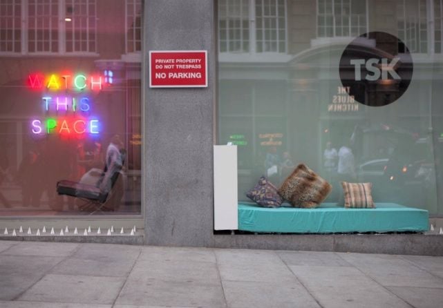camas diseñadas por artistas para ser colocadas en las fachadas de los edificios de Londres que tienen picos 