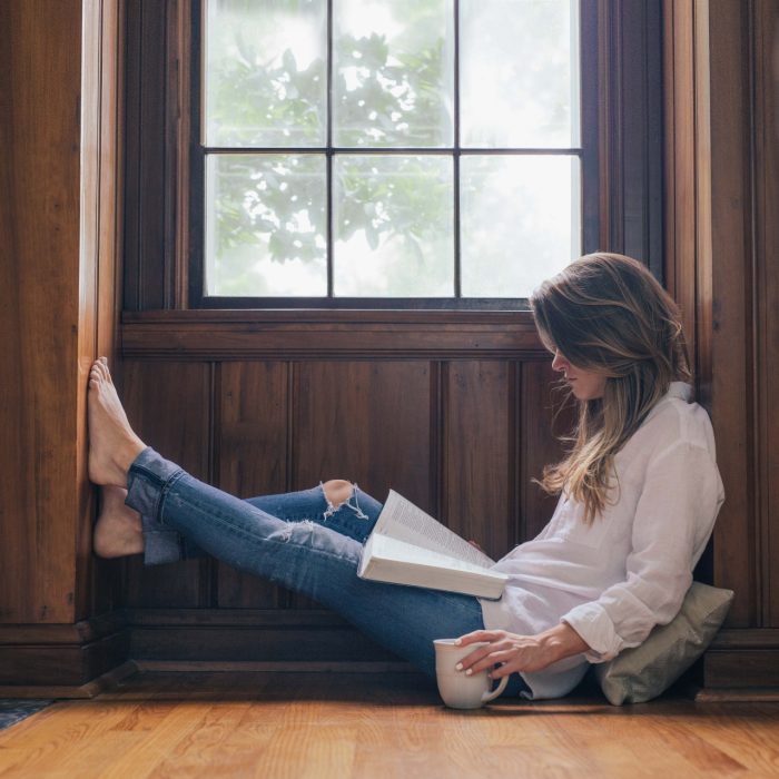 Chica leyendo y tomando café 