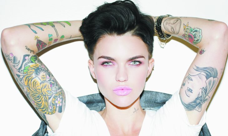 Ruby Rose con los brazos detrás de la cabeza 