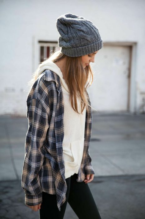 Chica con camisa y gorro 