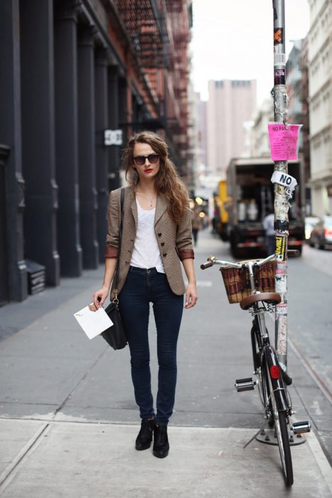 Chica con blazer 