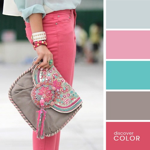 Chica usando un pantalón de color rosa con una bolsa de mano de color gris y una blusa de color azul 