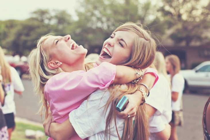 Amigas abrazadas y sonriendo 