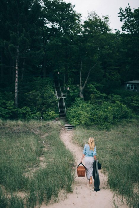 Chica caminando por el bosque 